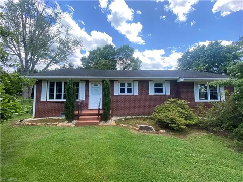115 Sunset Dr, Boonville, NC 27011