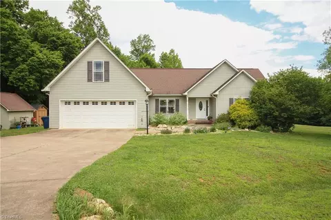 1612 Jades Way, Thomasville, NC 27360