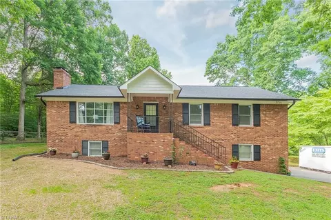 6201 Hunters Ridge Dr, Lexington, NC 27295