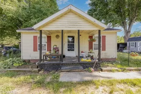 2045 Woodland Dr, Mount Airy, NC 27030