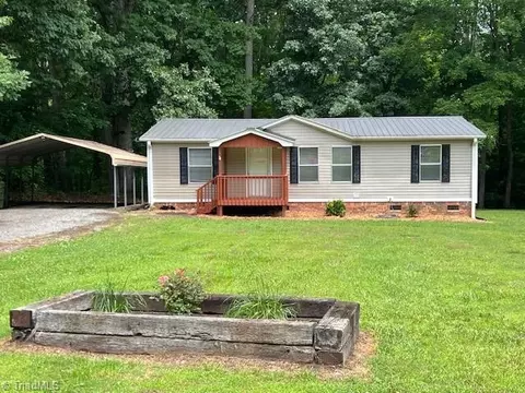 272 Oaks Ct, Midway, NC 27107