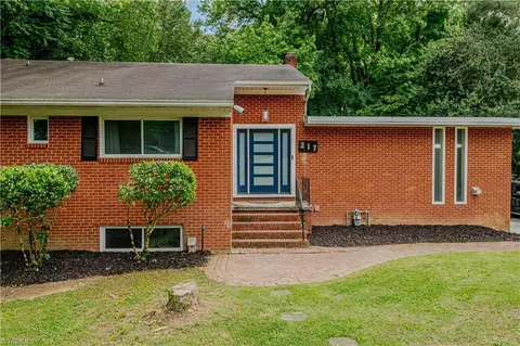 217 Pineridge Dr, High Point, NC 27262 photo 2