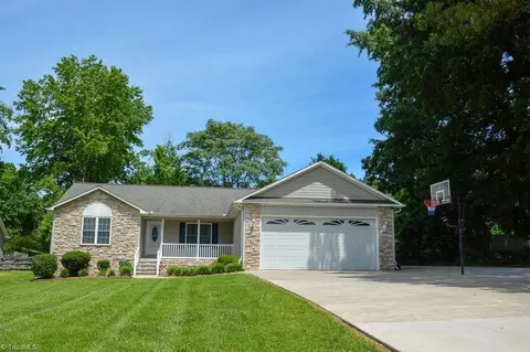 221 Willowbrook Dr, Thomasville, NC 27360