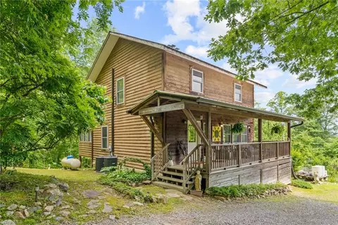 1026 1028 Seeta Dr, Sandy Ridge, NC 27046