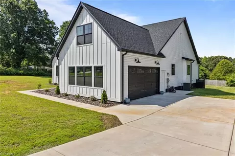 Exterior - 10185 Earnhardt Lake Rd, Davidson, NC 28036 photo 2 of 6