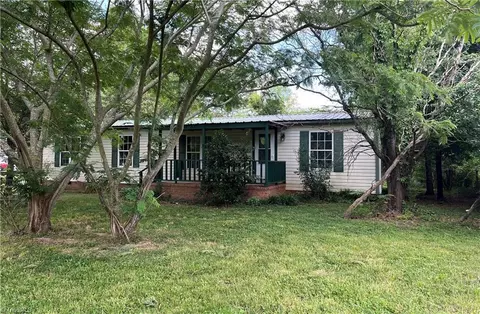 6181 Asheton Dr, Trinity, NC 27370 photo 2
