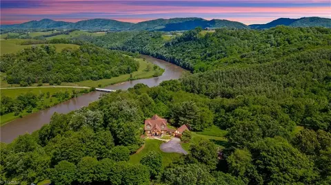 42 New River Dr, Sparta, NC 28675
