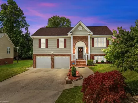 3863 Range Crest Ct, High Point, NC 27265