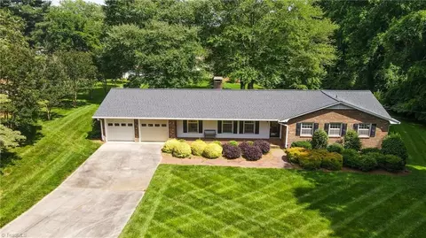 6851 Rollingwood Dr, Clemmons, NC 27012