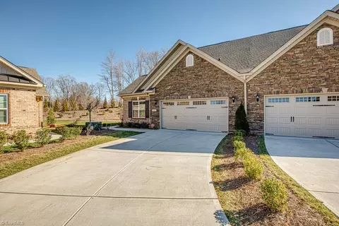 2914 York Place Dr, Walkertown, NC 27051