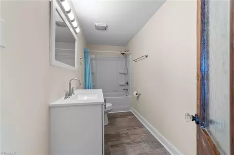 Bath - 208 Parkway Ave W, High Point, NC 27262 photo 4 of 4