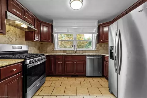 Kitchen - 208 Parkway Ave W, High Point, NC 27262 photo 4 of 6