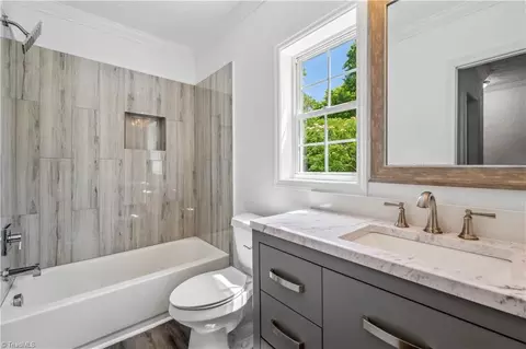 Bath - 519 Dayton Ave, High Point, NC 27262 photo 6 of 9