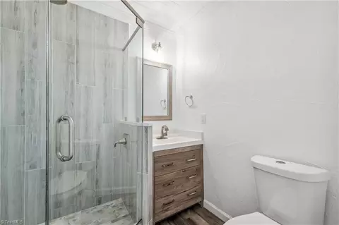 Bath - 519 Dayton Ave, High Point, NC 27262 photo 4 of 9