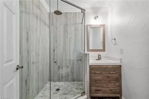 Bath - 519 Dayton Ave, High Point, NC 27262 photo 3 of 9