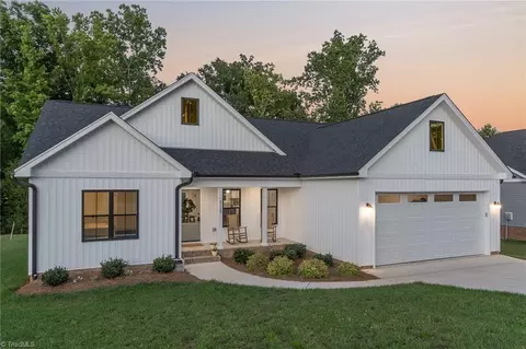 2129 Waterford Pointe Rd, Lexington, NC 27292