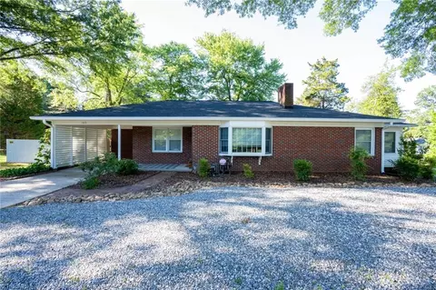 1613 Country Club Dr, High Point, NC 27262