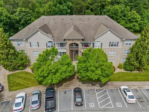 7106 Friendly Ave W #301, Greensboro, NC 27410