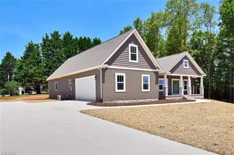 115 Burberry Dr, Purlear, NC 28665 photo 2