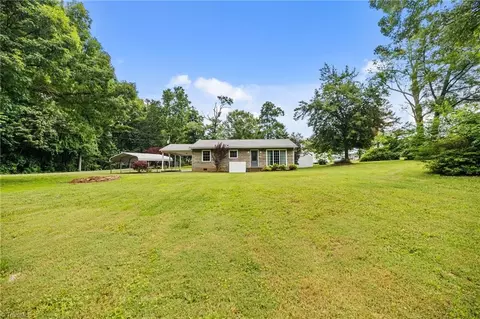 5997 Southrock St, Seagrove, NC 27341