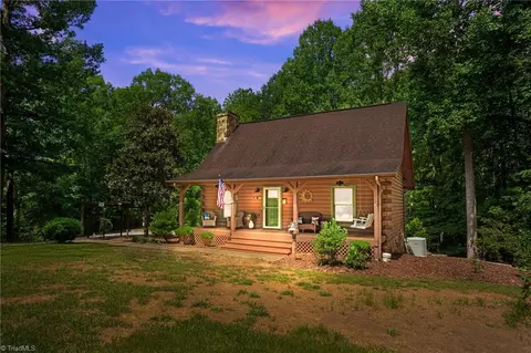 3750 Sapona Trl, Pfafftown, NC 27040