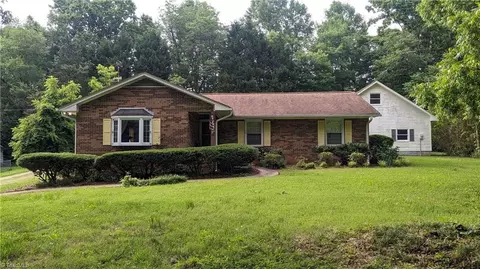 808 Pinoak Rd, Greensboro, NC 27455