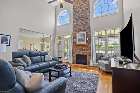 7550 Haw Meadows Dr, Kernersville, NC 27284