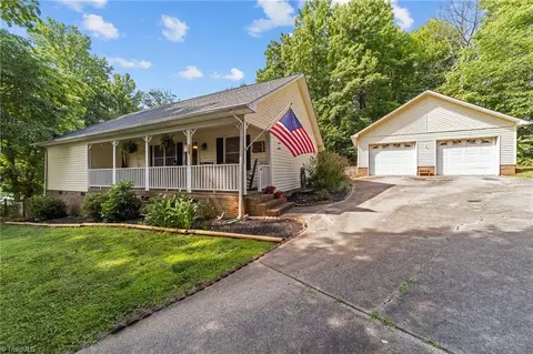 7524 Farmbrook Pl, Thomasville, NC 27360 photo 2