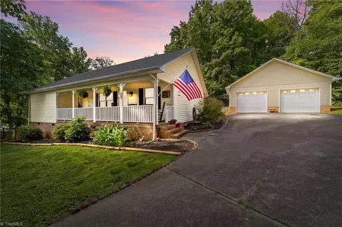 7524 Farmbrook Pl, Thomasville, NC 27360