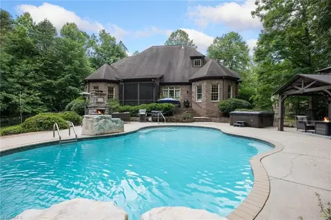 8300 Linville Oaks Dr, Oak Ridge, NC 27310