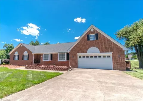 102 Knollwood Ln, King, NC 27021