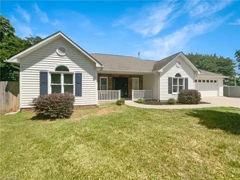 105 Stonburg Rd, Clemmons, NC 27012
