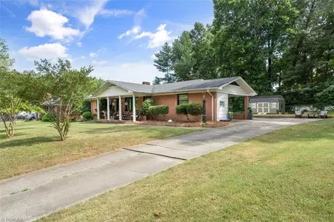 318 Idlewild Dr, Lexington, NC 27295