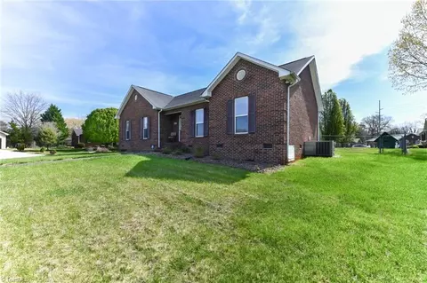 2418 Waynick St, High Point, NC 27265