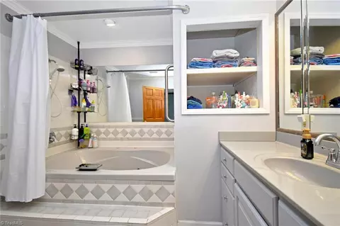 Bath - 1297 Boiling Springs Rd, Purlear, NC 28665 photo 1 of 6