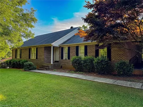 207 Parker Rd, Mount Airy, NC 27030