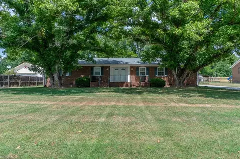 7105 Wincrest Dr, High Point, NC 27263