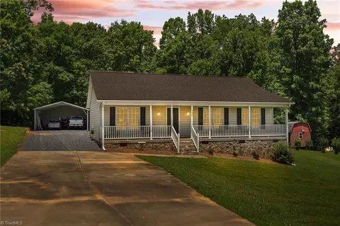 725 Old Castle Dr, Randleman, NC 27317