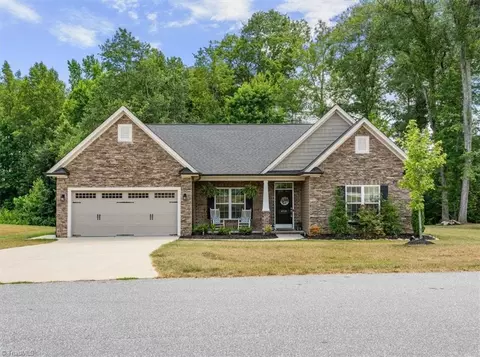 8712 Drummond Estates Dr, Kernersville, NC 27284