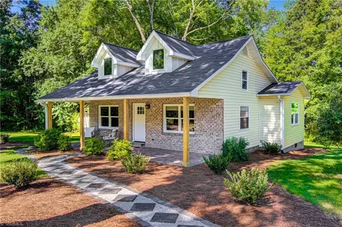 8121 Flatrock Rd, Stokesdale, NC 27357