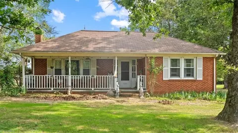 7197 Bennett Rd, Seagrove, NC 27341