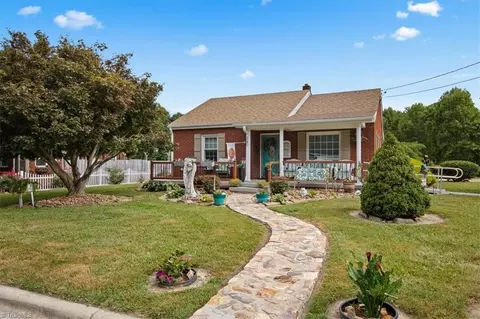 340 Oakdale St W, Mount Airy, NC 27030