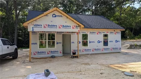 633 Cable St, Thomasville, NC 27360
