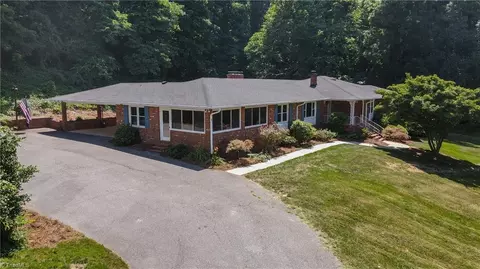 3420 Quarterstaff Pl, Winston Salem, NC 27104