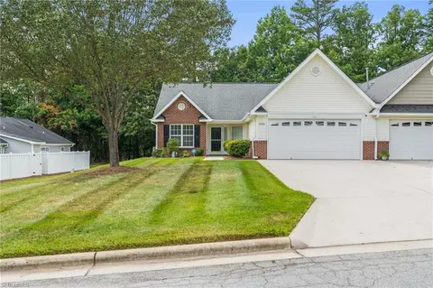7834 Woodpark Dr, High Point, NC 27265