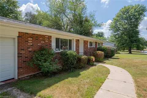 1460 Brookwood Dr, Winston Salem, NC 27106