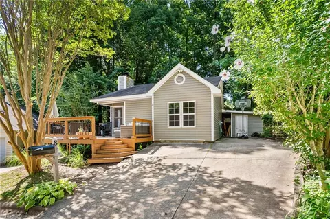 8 Dunnberry Ct, Greensboro, NC 27455