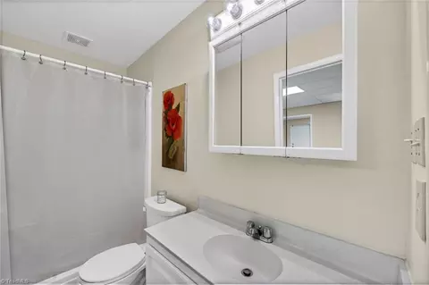 Bath - 978 Nottingham Rd, High Point, NC 27262 photo 3 of 4