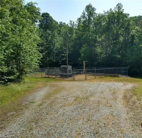 327 High Meadows Rd, Thomasville, NC 27360 photo 4