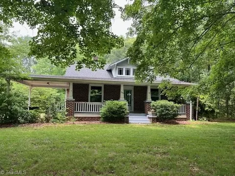 5301 Yadkinville Rd, Pfafftown, NC 27040